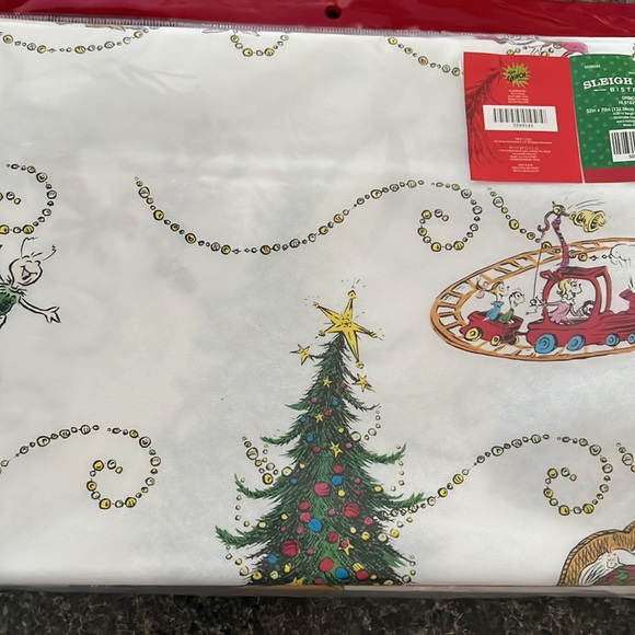 NWT GRINCH VINYL TABLECLOTH💗 - Picture 2 of 3
